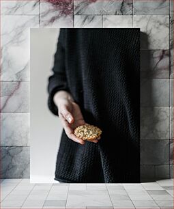 Πίνακας, Hand Holding a Cookie Χέρι που κρατά ένα μπισκότο