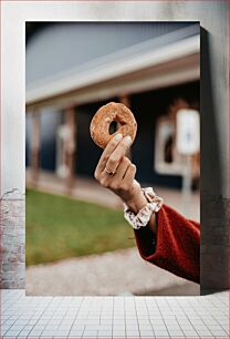 Πίνακας, Hand Holding a Donut Χέρι που κρατά ένα ντόνατ
