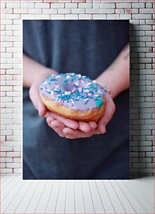 Πίνακας, Hand Holding a Donut Χέρι που κρατά ένα ντόνατ