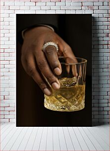 Πίνακας, Hand Holding a Glass of Whiskey Χέρι που κρατά ένα ποτήρι ουίσκι
