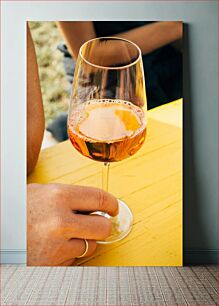 Πίνακας, Hand Holding a Glass of Wine Χέρι που κρατά ένα ποτήρι κρασί