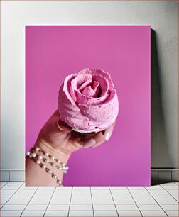 Πίνακας, Hand Holding a Pink Rose Shaped Cupcake Χέρι που κρατά ένα Cupcake σε σχήμα ροζ τριαντάφυλλου