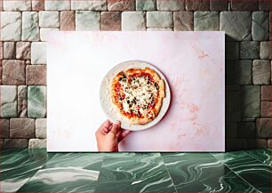 Πίνακας, Hand Holding a Plate with Pizza Χέρι που κρατά ένα πιάτο με πίτσα