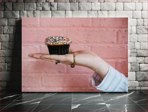 Πίνακας, Hand Holding a Sprinkled Cupcake Χέρι που κρατά ένα πασπαλισμένο cupcake