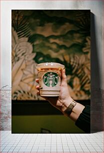 Πίνακας, Hand Holding a Starbucks Coffee Cup Χέρι που κρατά ένα φλιτζάνι καφέ Starbucks