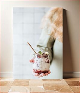 Πίνακας, Hand Holding a Yogurt Parfait Χέρι που κρατά ένα παρφέ γιαουρτιού