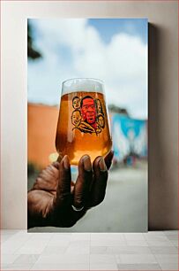 Πίνακας, Hand Holding Beer Glass with Faces Χέρι που κρατά το ποτήρι μπύρας με πρόσωπα