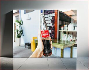 Πίνακας, Hand Holding Coca-Cola Bottle Μπουκάλι Coca-Cola που κρατά το χέρι