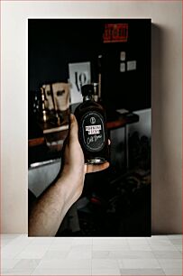 Πίνακας, Hand Holding Cold Brew Coffee Bottle Μπουκάλι καφέ Cold Brew που κρατά το χέρι