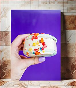 Πίνακας, Hand Holding Colorful Ice Cream Sandwich Χέρι που κρατά πολύχρωμο σάντουιτς παγωτού