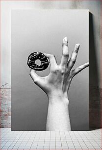 Πίνακας, Hand Holding Donut Χέρι που κρατά ντόνατ