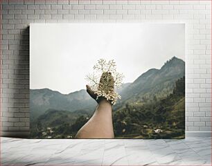 Πίνακας, Hand Holding Flowers in Mountain Landscape Χέρι που κρατά λουλούδια στο ορεινό τοπίο