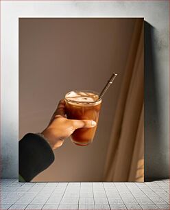 Πίνακας, Hand Holding Glass of Iced Coffee Χέρι που κρατά ένα ποτήρι παγωμένο καφέ