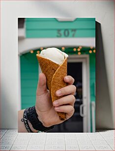 Πίνακας, Hand Holding Ice Cream Cone Χέρι που κρατά χωνάκι παγωτού