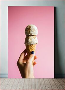 Πίνακας, Hand Holding Ice Cream Cone Χειροποίητο χωνάκι παγωτού