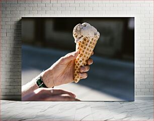 Πίνακας, Hand Holding Ice Cream Cone Χέρι που κρατά χωνάκι παγωτού