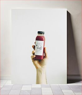 Πίνακας, Hand Holding Juiced Bottle Χειροποίητο μπουκάλι με χυμό