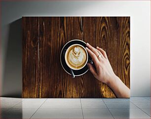 Πίνακας, Hand Holding Latte with Heart Design Χέρι κρατώντας Latte με σχέδιο καρδιάς