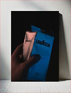 Πίνακας, Hand Holding Lavazza Coffee Bag Χειροποίητη τσάντα καφέ Lavazza