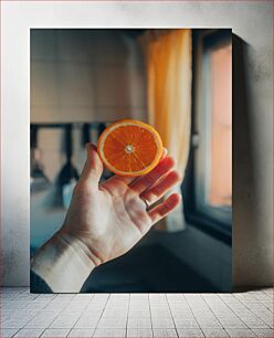Πίνακας, Hand Holding Orange Slice Χέρι Κρατώντας Φέτα Πορτοκαλιού