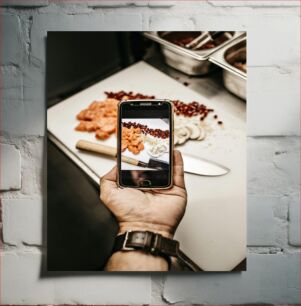 Πίνακας, Hand Holding Phone Taking Picture of Food Preparation Χέρι που κρατά το τηλέφωνο λήψη φωτογραφίας της προετοιμασίας φαγητού