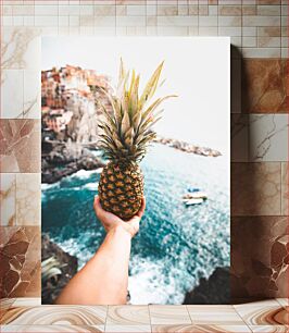 Πίνακας, Hand Holding Pineapple by the Sea Χέρι που κρατά τον ανανά δίπλα στη θάλασσα