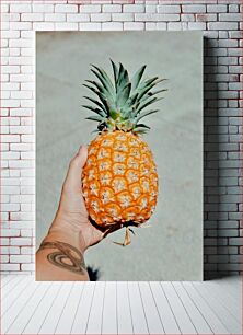 Πίνακας, Hand Holding Pineapple Χέρι Κρατώντας Ανανά