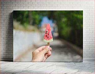 Πίνακας, Hand Holding Watermelon-shaped Popsicle Χέρι κρατώντας καρπούζι σε σχήμα καρπούζι