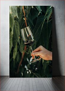 Πίνακας, Hand Holding Wine Glass in Nature Χειροποίητο ποτήρι κρασιού στη φύση