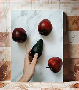 Πίνακας, Hand Picking an Avocado among Apples Διαλέγοντας με το χέρι ένα αβοκάντο ανάμεσα στα μήλα