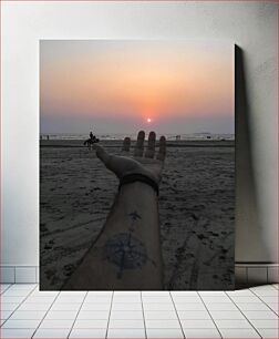 Πίνακας, Hand Reaching Towards Sunset at Beach Χέρι που φτάνει προς το ηλιοβασίλεμα στην παραλία