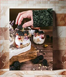 Πίνακας, Hand with Blackberries and Yogurt Parfait Χέρι με βατόμουρα και γιαούρτι παρφέ