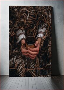 Πίνακας, Hands Holding Coffee in Fern Forest Χέρια που κρατούν τον καφέ στο δάσος της φτέρης