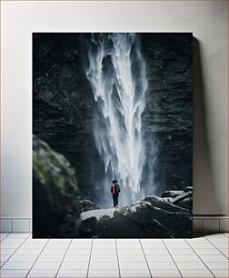 Πίνακας, Hiker at Waterfall Πεζοπόρος στον Καταρράκτη