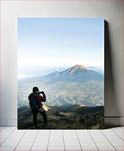 Πίνακας, Hiker Capturing Scenic Mountain View Πεζοπόρος που καταγράφει τη γραφική θέα στο βουνό