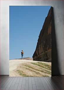 Πίνακας, Hiker in a Desert Landscape Πεζοπόρος σε ένα έρημο τοπίο