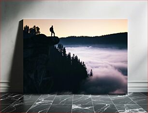 Πίνακας, Hiker on Mountain Cliff at Sunrise Πεζοπόρος στο Mountain Cliff στο Sunrise