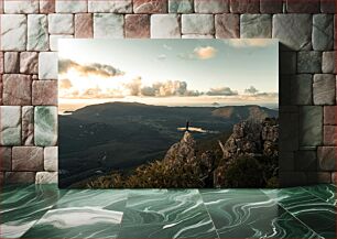 Πίνακας, Hiker on Mountain Peak at Sunset Πεζοπόρος στην κορυφή του βουνού στο ηλιοβασίλεμα