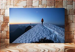 Πίνακας, Hiker on Snowy Mountain at Sunrise Πεζοπόρος στο χιονισμένο βουνό στο Sunrise