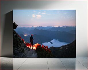 Πίνακας, Hiker Overlooking Twilight Mountains Πεζοπόρος με θέα στα βουνά Twilight
