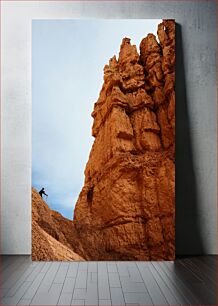 Πίνακας, Hiker with Tall Rock Formation Πεζοπόρος με σχηματισμό ψηλών βράχων