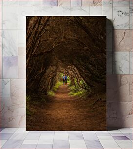 Πίνακας, Hiking through a Tunnel of Trees Πεζοπορία μέσα από μια σήραγγα με δέντρα