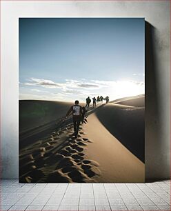 Πίνακας, Hiking through Desert Dunes at Sunset Πεζοπορία στους αμμόλοφους της ερήμου στο ηλιοβασίλεμα