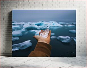 Πίνακας, Holding a Crystal Over an Iceberg Κρατώντας ένα κρύσταλλο πάνω από ένα παγόβουνο