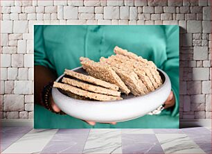 Πίνακας, Holding a Plate of Crackers Κρατώντας ένα πιάτο με κροτίδες