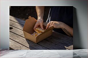 Πίνακας, Holding a Sandwich in a Box Κρατώντας ένα σάντουιτς σε ένα κουτί