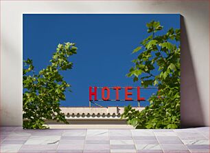 Πίνακας, Hotel Sign Amidst Trees Πινακίδα ξενοδοχείου ανάμεσα σε δέντρα