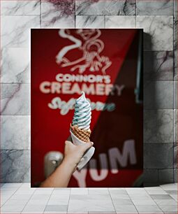 Πίνακας, Ice Cream Cone in Hand Παγωτό χωνάκι στο χέρι