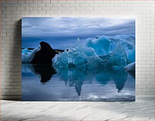 Πίνακας, Icebergs in a Tranquil Water Παγόβουνα σε ένα ήρεμο νερό