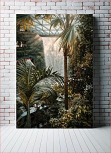 Πίνακας, Indoor Waterfall Amidst Lush Greenery Εσωτερικός καταρράκτης ανάμεσα σε καταπράσινο τοπίο